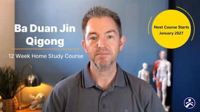 Picture of man advertising online qigong course for ba duan jin qigong